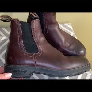 Ladies blundstones high top original in a size 5 Color is Shiraz.